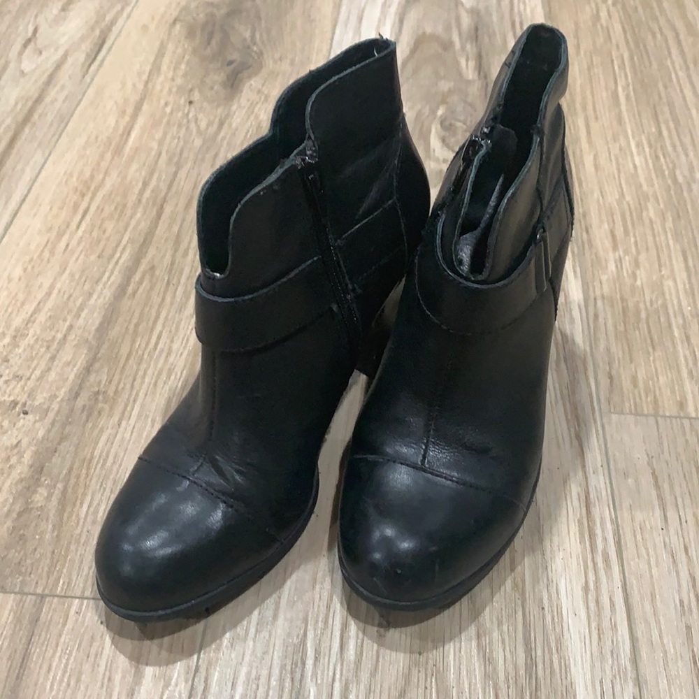Leather bootie by BOC, EUC